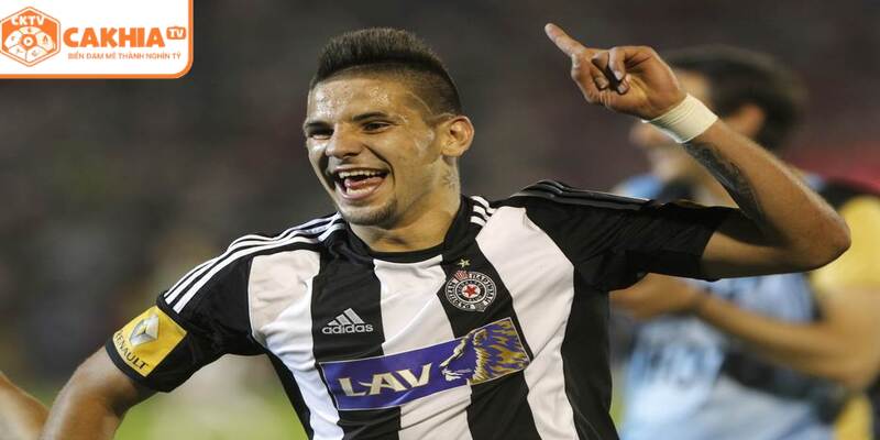 Aleksandar Mitrović trong màu áo Partizan khi còn trẻ